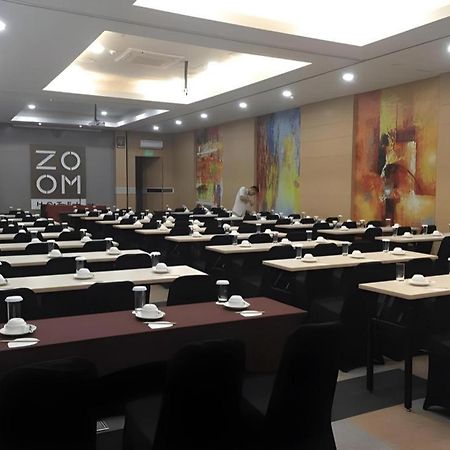 Zoom Dharmahusada Hotel Surabaya Exteriör bild