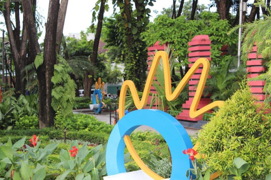 Zoom Dharmahusada Hotel Surabaya Exteriör bild