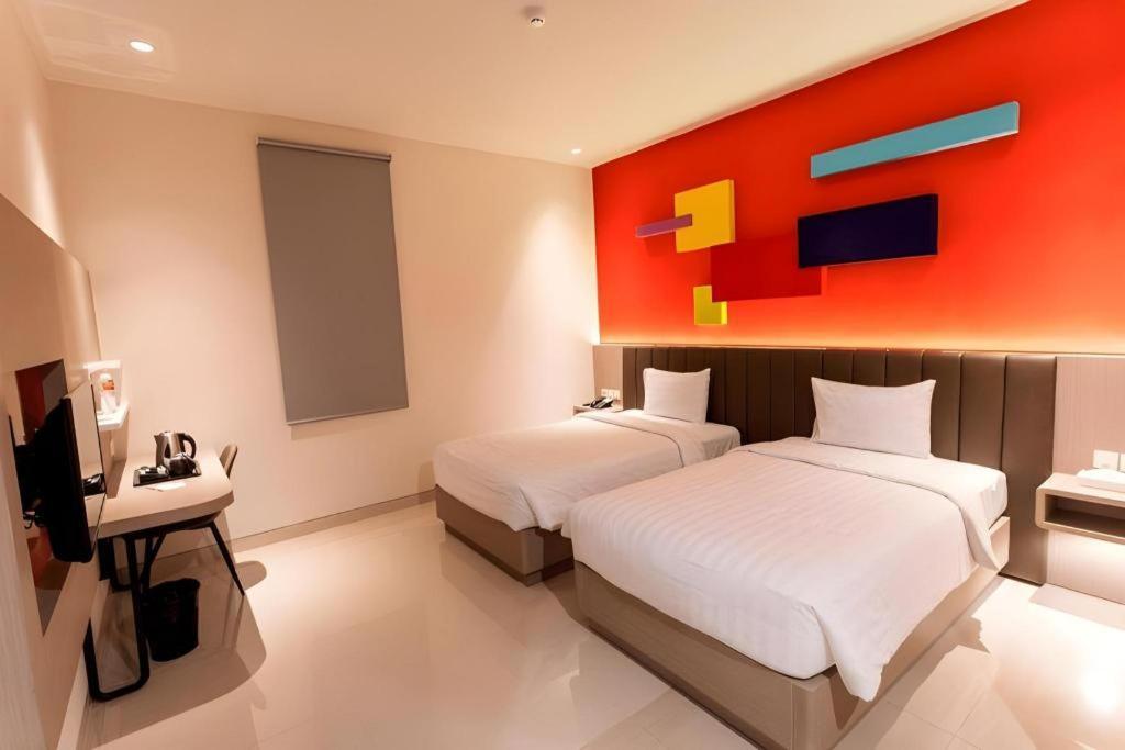 Zoom Dharmahusada Hotel Surabaya Exteriör bild