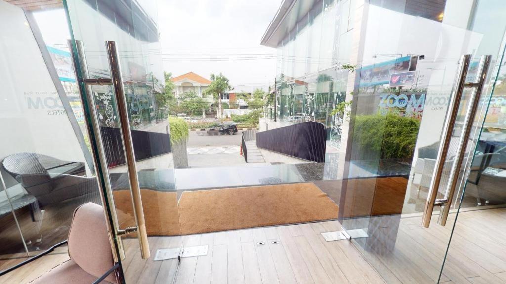 Zoom Dharmahusada Hotel Surabaya Exteriör bild
