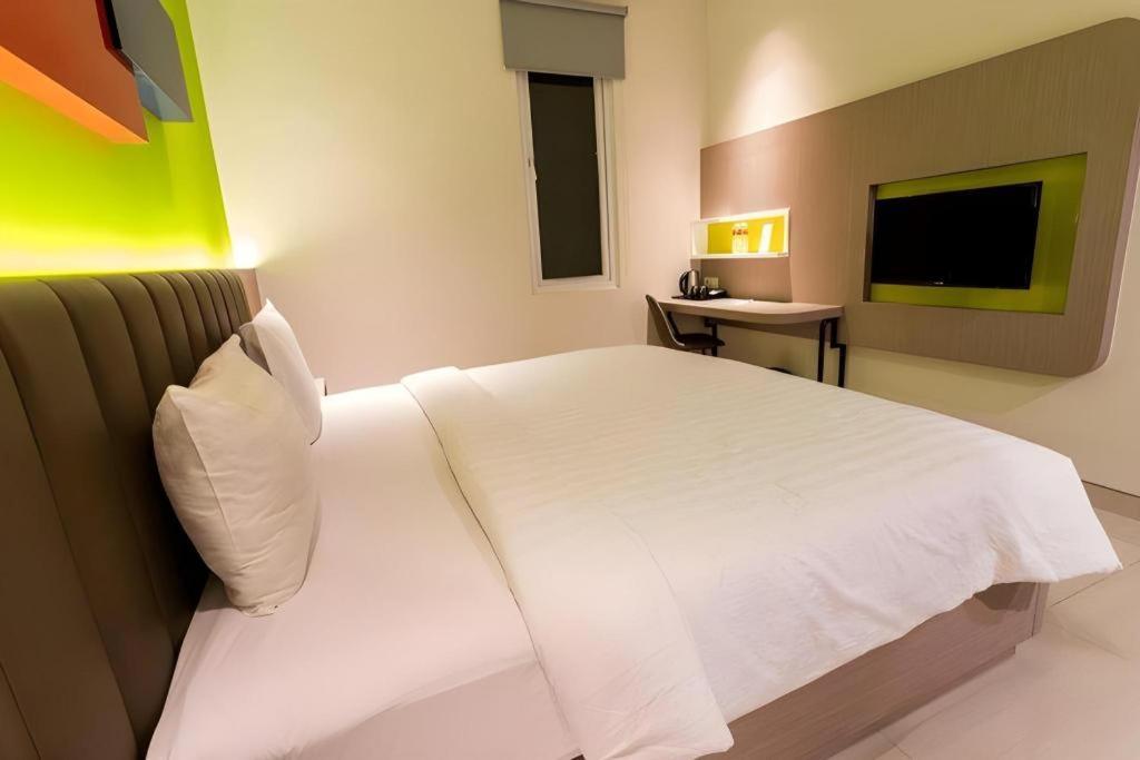 Zoom Dharmahusada Hotel Surabaya Exteriör bild