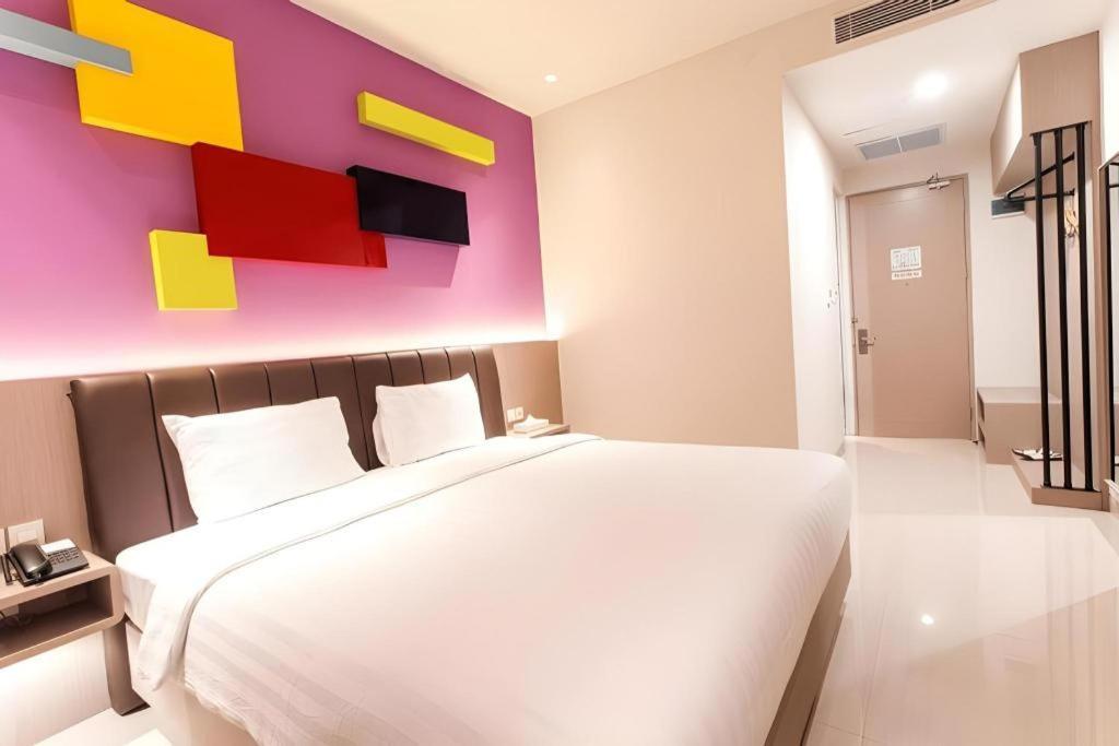 Zoom Dharmahusada Hotel Surabaya Exteriör bild