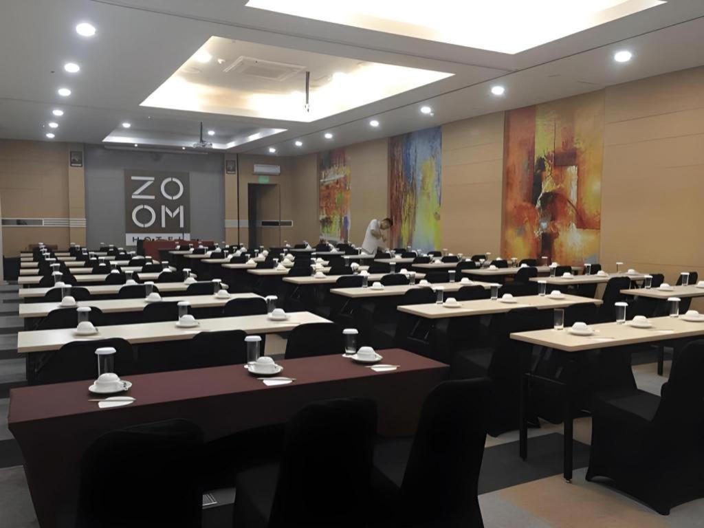 Zoom Dharmahusada Hotel Surabaya Exteriör bild