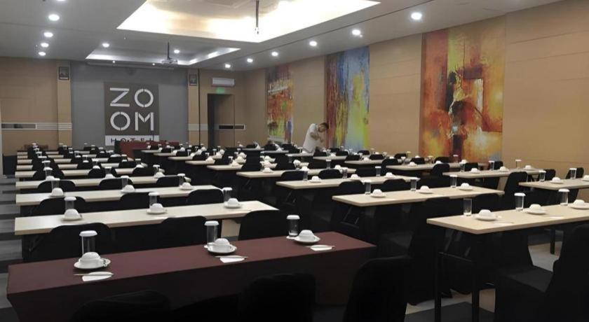 Zoom Dharmahusada Hotel Surabaya Exteriör bild