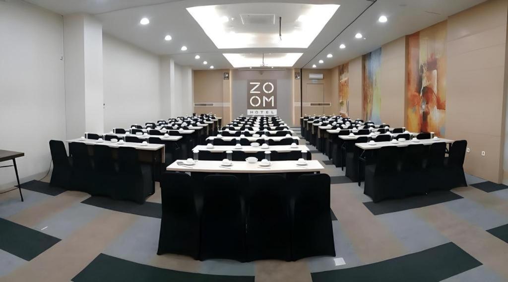 Zoom Dharmahusada Hotel Surabaya Exteriör bild