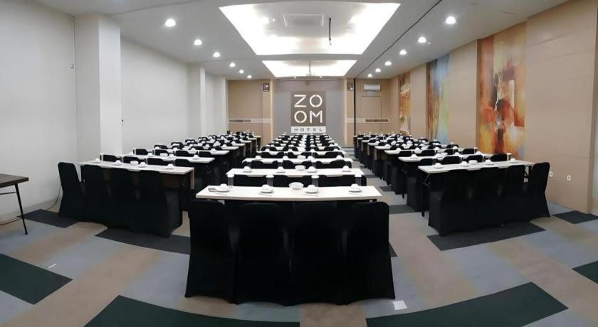 Zoom Dharmahusada Hotel Surabaya Exteriör bild