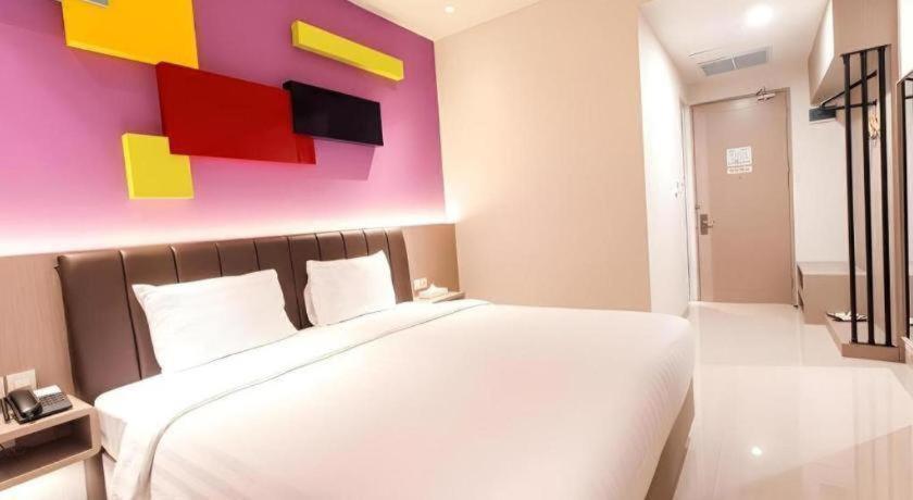 Zoom Dharmahusada Hotel Surabaya Exteriör bild