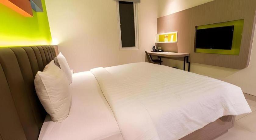 Zoom Dharmahusada Hotel Surabaya Exteriör bild