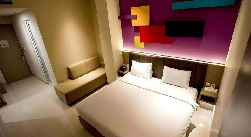 Zoom Dharmahusada Hotel Surabaya Exteriör bild