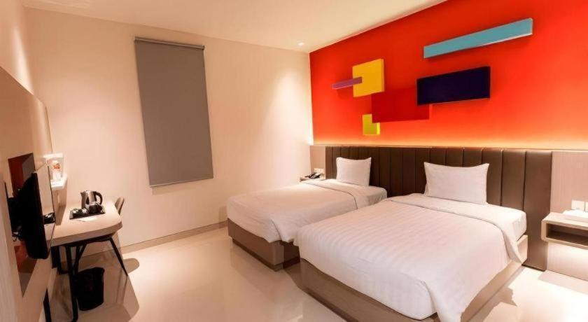 Zoom Dharmahusada Hotel Surabaya Exteriör bild